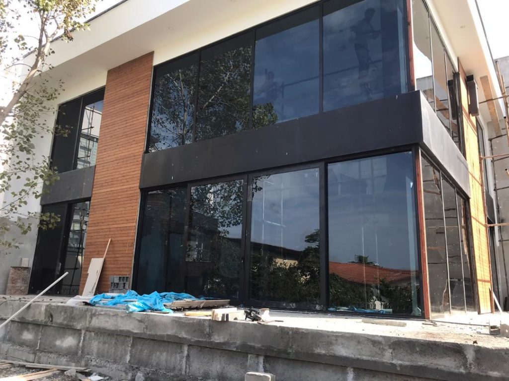 پروفیل آکپا رنگ الکترواستاتیک مشکی سری MTS143 و TH60 شیشه سکوریت دودی سوپر کلیر اردکان یراق آلات gu آلمان